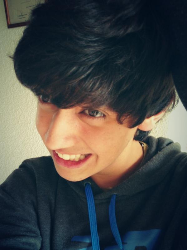 haroldazuara's tweet photo. Mi cabello ya se va a ir 😭✂️ así que me sentí niña y me tome fotos!! Cuál se queda de Avatar 1,2,3 o 4?! http://t.co/7cjOjOssSw