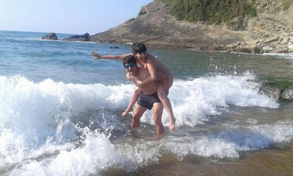 Bl95Laura's tweet photo. Si me regalan el futuro no lo quiero sin ti! Buenas noches cariñoo #DulcesSueños @Chapo_Mur http://t.co/mdSCWgfPCW