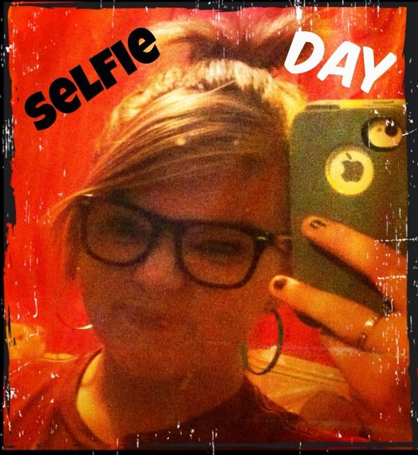 single_65's tweet image. #selfie day