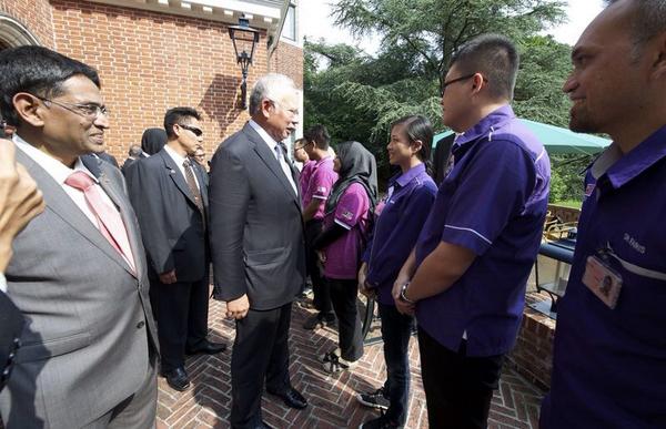NajibRazak's tweet photo. Met the Msian Disaster Victim Identification Team in Hilversum, Amsterdam.What they r doing here is remarkable. http://t.co/6FQV3dvxEM