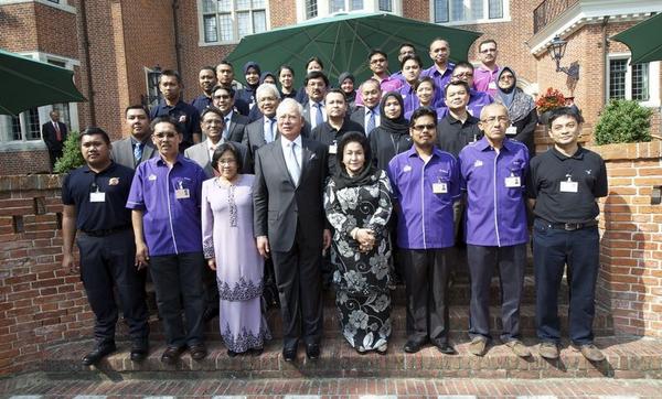 NajibRazak's tweet photo. Met the Msian Disaster Victim Identification Team in Hilversum, Amsterdam.What they r doing here is remarkable. http://t.co/6FQV3dvxEM