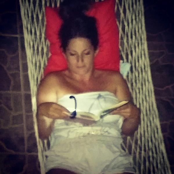 n91_m79's tweet photo. #leer #relax #placeres #BuenasNoches..ainss💏 http://t.co/fBU5Mibjvt