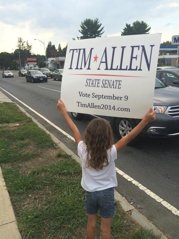 timallen2014's tweet image. Emily showing her support on Wilbraham Rd in #spfldma