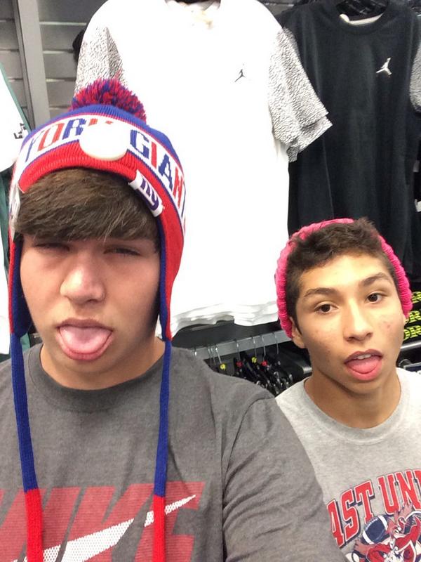 Salsacells's tweet photo. Lol saw fun day at the mall, lol I dropped my chips http://t.co/fHx5NYC2W1