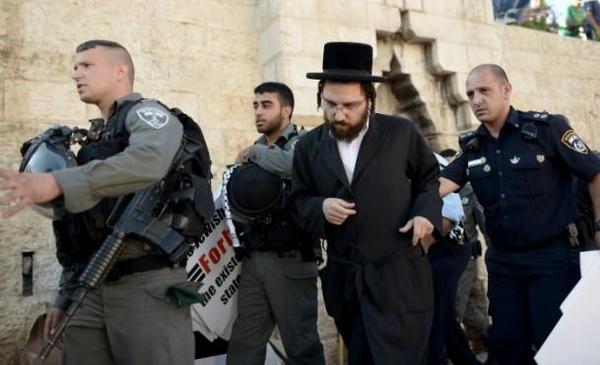 Shamidrees's tweet photo. Orthodox Jews hold pro-Palestinian rally in Jerusalem, their signs are taken and they are arrested. #FreePalestine http://t.co/CAwhLqk2XO