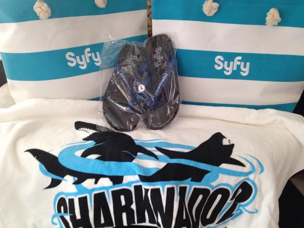 StiviDeTivi's tweet photo. El primero, PRIMERO, que me mande una foto viendo #Sharnado2 se gana el último kit playero (sólo para DF) @syfyla RT http://t.co/WB3DHeizzm