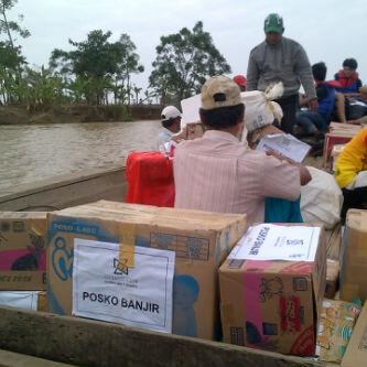 Pengiriman Bantuan Ke Daerah Karawang yang terisolasi.#Dirgahayu58thSMAN7