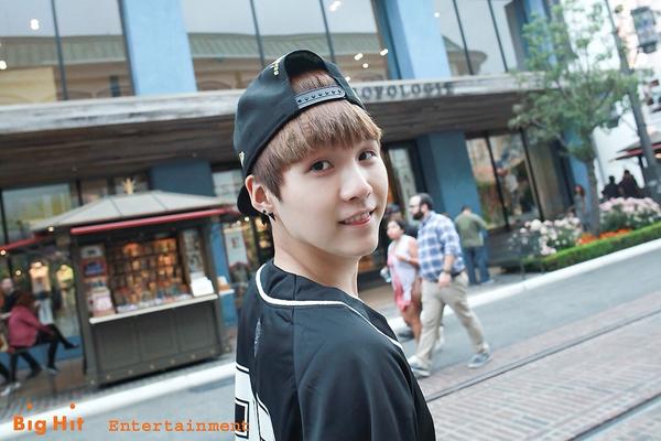 bts_bighit's tweet photo. [#스타캐스트] 
#방탄소년단, LA에서 한복 입고 스웩을 외치다!  http://t.co/N22bOJ4bQ2 
#수웩 #지민댁의_등장 http://t.co/Xh0wG0ix2W