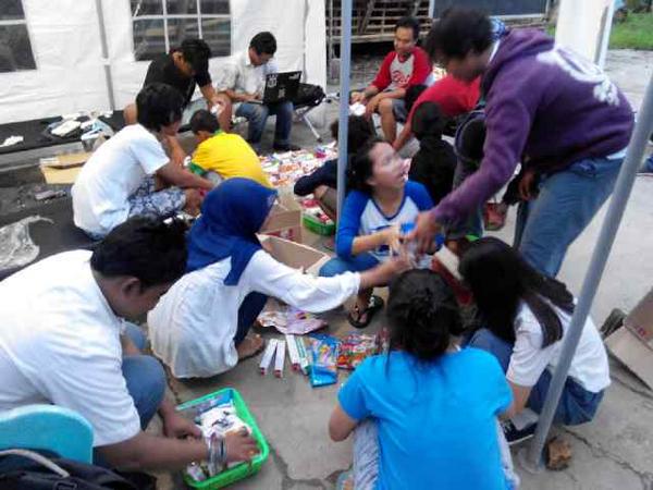 Packing sembako,untuk korban banjir 2014.#Dirgahayu58thSMAN7