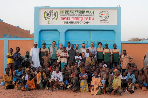 ihhinsaniyardim's tweet photo. İHH'nın Burkina Faso'da yaptırdığı içerisinde 60 kişilik yetimhane, 180 kişilik okul olan E.Kompleksi hizmete girdi. http://t.co/EHD4bsY44F