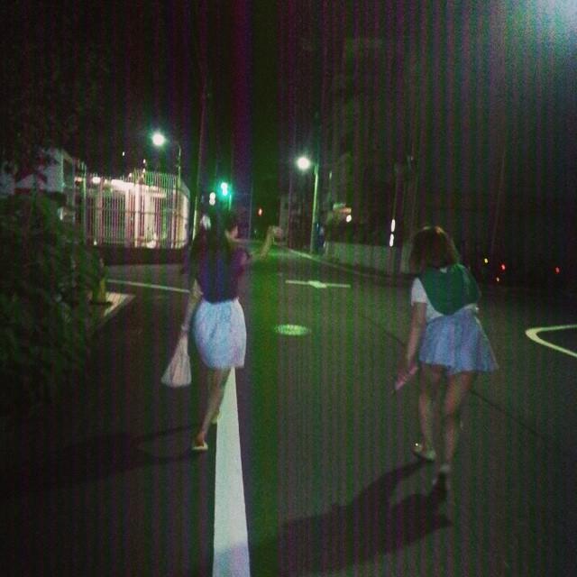 踊りながら歩く！ 右私なんだけど（笑） お尻飛び出してた（笑）！！ http://t.co/Cd40fC1NMJ