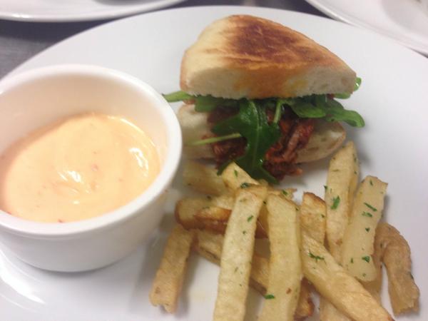 neapolis336's tweet photo. 3rd course Our HH Manwich paired with our Delicious Old Fashion #cocktailclass http://t.co/3L1vp1s7ll