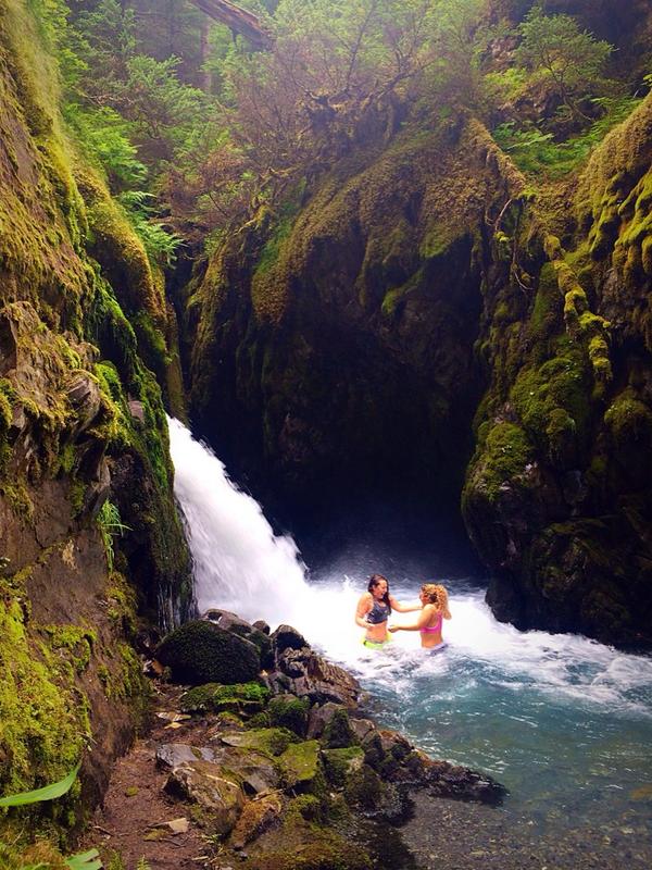 ShallynStrahle's tweet photo. Fun in the falls👯 @stormesee http://t.co/hWHm9BrZ8b