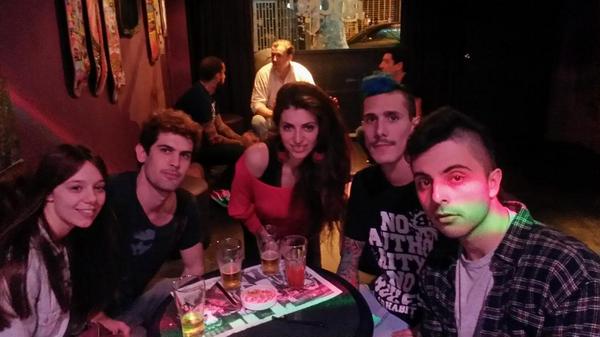 Angiekab's tweet photo. Hermosa noche en @RocketBar_ con @Asteniaoficial http://t.co/2A4r6k3nke