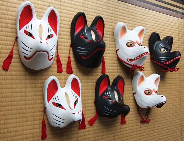 秋津屋 בטוויטר 狐楽市で販売の秋津屋の狐面一覧です カッコ内は販売個数 左より 白仙狐面 7 白仙狐半面 7 黒仙狐面 4 黒仙 狐半面 4 白天狐面 9 白天狐半面 2 黒天狐面 4 すべて4 000円です 狐楽市 Http T Co Hcbevkspwu