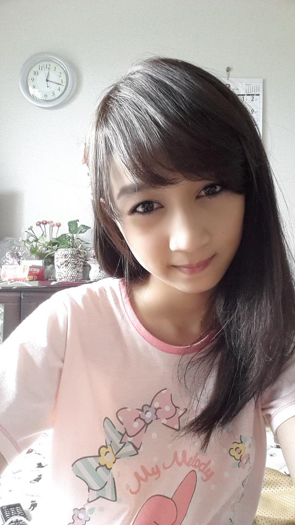 ayanashb0306's tweet photo. Haiiiiiiii semuanya sekarang aku jalan sama mama nenek sakina hehheh http://t.co/CUxfLZhFxD