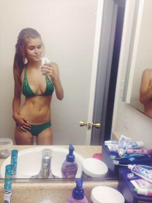 Watch Amberleigh West's leaked NSFW photo on TwXstars
