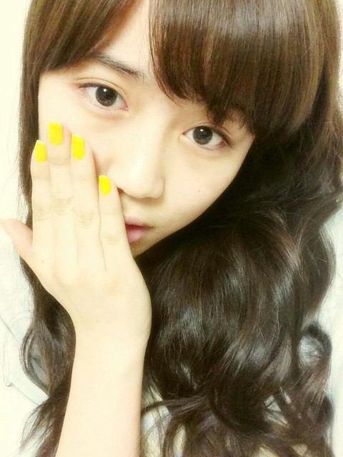 鷲尾伶菜画像宅急便 鷲尾伶菜ちゃん イエローのネイルと巻き髪が似合ってる٩ ۶ T Co Ra4ixyapaj