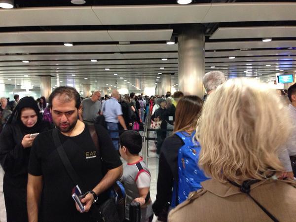 GarryStern's tweet photo. Welcome to London @heathrow #waiting http://t.co/NjUOZUrwLo