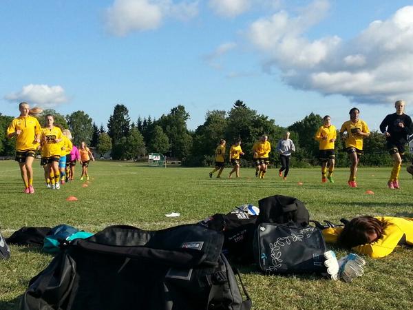 SteinkjerJ19's tweet photo. Det nærmer seg kampstart mot Askøy. Sola skinner og alt ligger tilrette for en herlig fotballkamp! #2nc #norwaycup http://t.co/VxFkfG4ofc