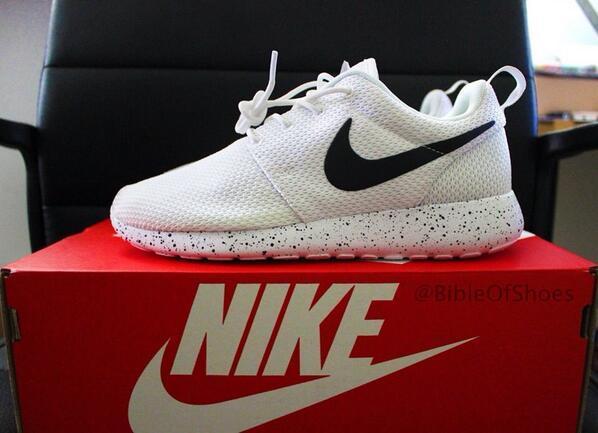 Retweet this for a chance to win these Nike Roshes!  
Must be following! 
Competition ends at 5000 followers!