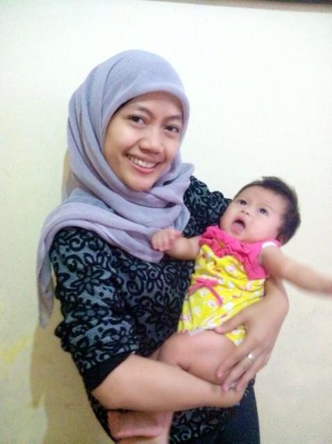 KrestiKartika's tweet photo. Yeeeeay akhirnya onty @rphumairoh bisa gendong dedoy!!! Pamer @ulykelen @Havina_nur @nurulFIH http://t.co/QyyVjhhSdM