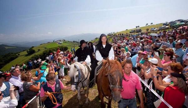 Agosto es n Asturias mes d múltiples y variopintas fiestas d prao "Vaqueiras" <a href="/Joaquin_Pixan/">Joaquin Pixan </a> m.youtube.com/watch?v=DKfWF2…