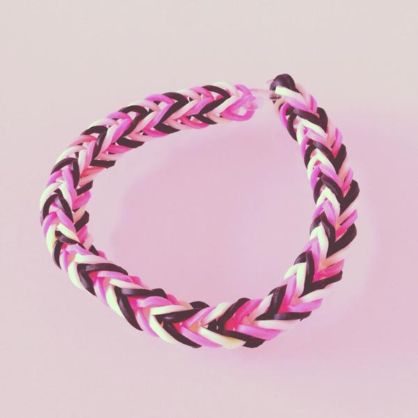 Bracelet loom® en élastique #densjewels #braceletloom #braceletelastique #loompink facebook.com/dens.jewels60