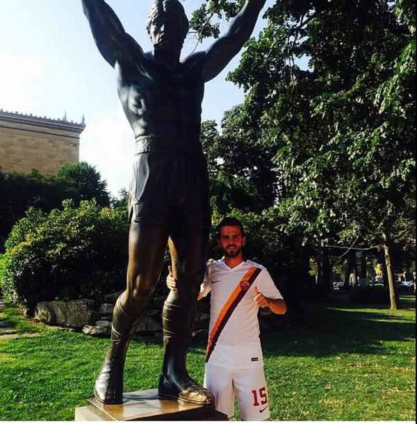 ASRoma_EN's tweet photo. Pjanic with the Rocky statue in Philadelphia. #asroma http://t.co/BS9nDghjAv