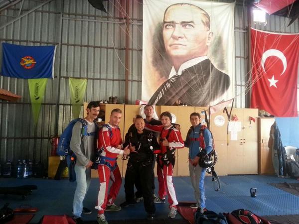 4000 metre ile tanışan yeni dostlarımız <a href="/AHMTKURAL/">Ahmet Kural</a> <a href="/muratcemcir/">murat cemcir</a> <a href="/SkyDiveEFES/">SkyDiveEFES</a> nasılmışşşşş .)