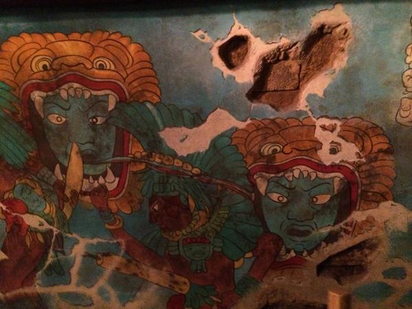 られる インディのこの壁画の穴が隠れミッキーなのは有名 だが注目してほしいのはこの隠れミッキーではなく その周りの壁画だ 欠けて白い壁が見えてしまっている所が多々あるが これは全て騙し絵 実際はツルツルの壁なのだ Http T Co Yqvkognjte