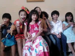 Niiiiihhh dd <a href="/TasyaSieCarlla/">Tasya Carlla</a> w/ temen2 lain dirumah kakk <a href="/ItaManagement_/">Ita Andini</a> \=D/ .Hayyo dd tasya yg mana coba kk? ^.^ .