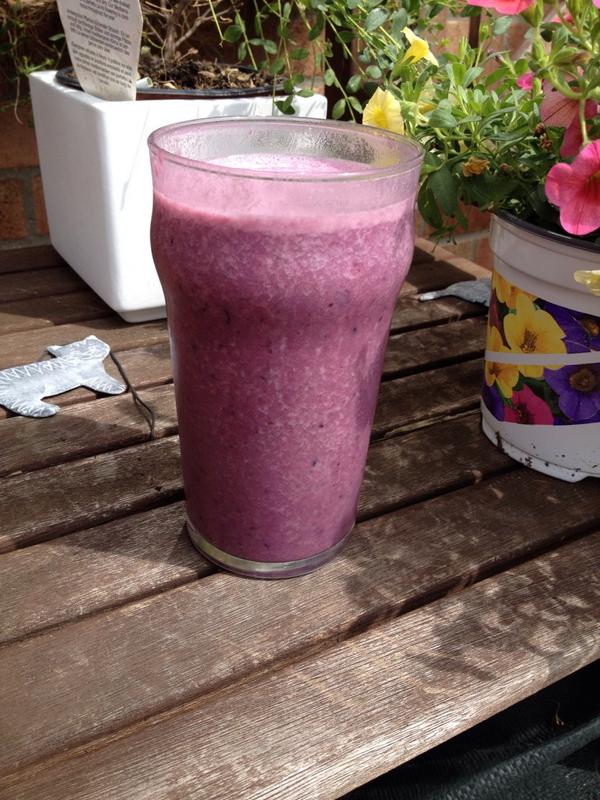 SeanC9789's tweet photo. Post gym berry smoothie in the sun! 👍 #vegasport @VegaTeam http://t.co/Pa47PoDDh7