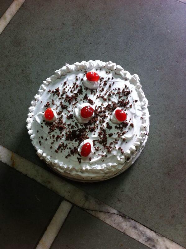 115Sonia's tweet photo. @Tori_Peige @Chloe_Loise On a serious note ! My op has tried this black forest cake with icing for the first time 😊 http://t.co/SI4BhENBcU