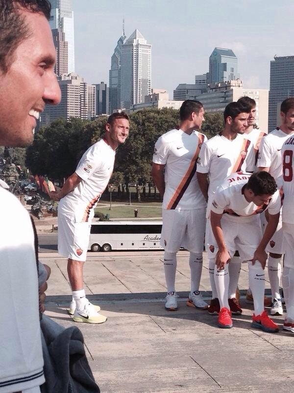 Footballtweet's tweet image. Francesco Totti mocking Ashley Cole in Roma's latest kit photo. Class.