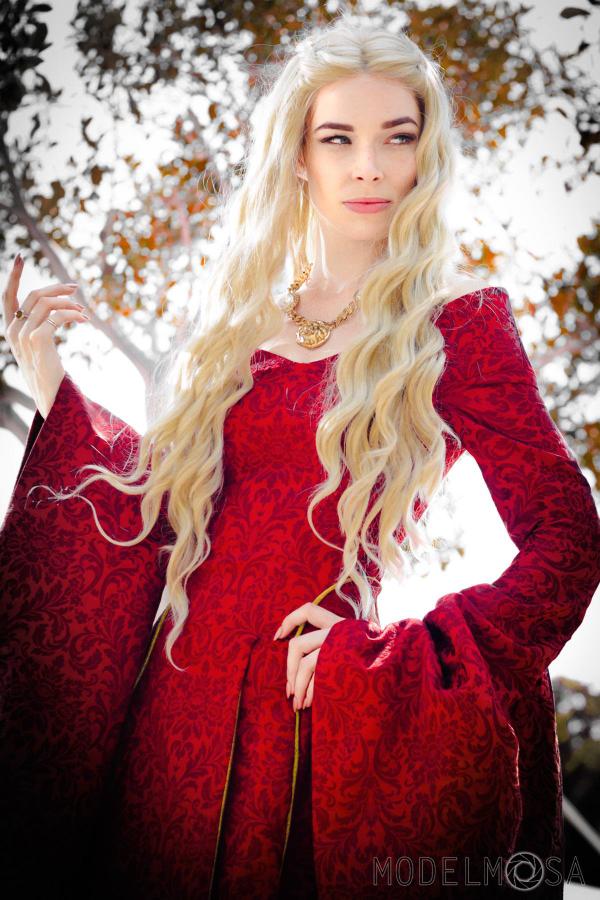latalent's tweet photo. @skydart as Cersei Lannister might just be the best thing that happened at Comicon 2014 @GameOfThrones @latalent http://t.co/ZYa9VVT7xd