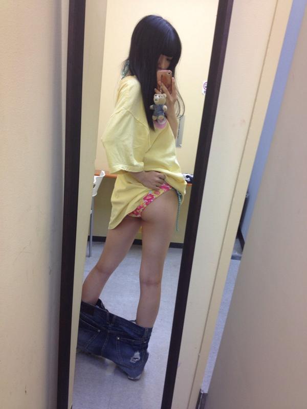 ぱいぱいでか美の美尻とカラフルな水着がチラリ