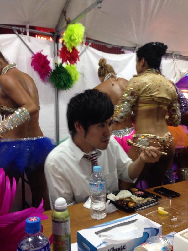 平岡 佐智男 秋葉原udx夏祭り2日目 Mc西原が弁当食ってたらサンバの方々が着替えに入ってきてパニックになってた ナイスサンバハプニング Http T Co Ob64ipsfur 平岡 佐智男 秋葉原udx夏祭り2日目 Mc西原が弁当食ってたらサンバの方々が着替えに入ってきてパニックになってた ナイスサンバハプニング Http T Co Ob64ipsfur