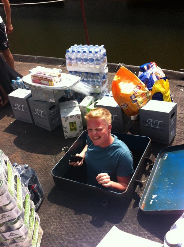 Volgens mij is er genoeg te drinken en Bart steekt z'n koppie uit het luikje. #gaypride2014 wordt mooi.