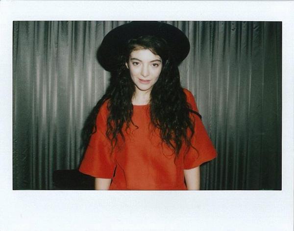 Lorde_es's tweet photo. Lorde para Billboard Japón. http://t.co/htyICuv8uV