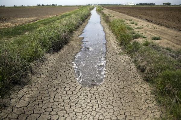 thinkprogress's tweet photo. California is now experiencing its most severe drought ever recorded http://t.co/O2nqu6yL5P http://t.co/3pXeNmg8Oo