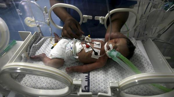 AlArabiya_Eng's tweet photo. #Gaza’s ‘miracle baby’ dies after power blackout http://t.co/KzmNJ5F0Fk http://t.co/MlNIKQY410
