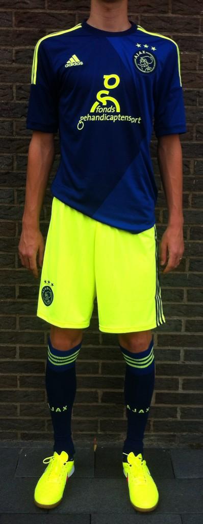 KLIF18SPORT's tweet photo. Het nieuwe Ajax uit tenue is binnen!!      In grote en in kleine maten! http://t.co/RRh7XeKu28