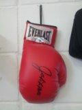 djboxinggym's tweet photo. signed boxing glove by #jakelamotto #boxing #gloves #DJBOXING @Everlast_ @trboxing http://t.co/owtPxNu1iS
