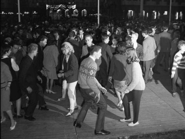 Стиляги твист 60е ссср. Школьная дискотека 70-х. Teddy boys субкультура. Танцы 70-х годов в ссср. 70-е танцы ссср.