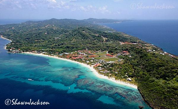 MT <a href="/ToHoldTheSun/">Chas Watkins</a>: Amazing aerial shot by Shawn Jackson of West Bay in #Roatan: rgn.bz/kEIb #travel