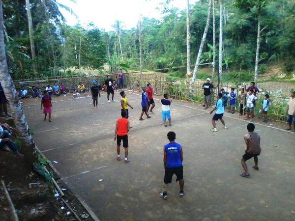 Meriahkan #Lebaran, kawula muda Dusun Mekarwangi Desa <a href="/mandalahurip/">Desa Mandalahurip</a> gelar pertandingan bola voly.