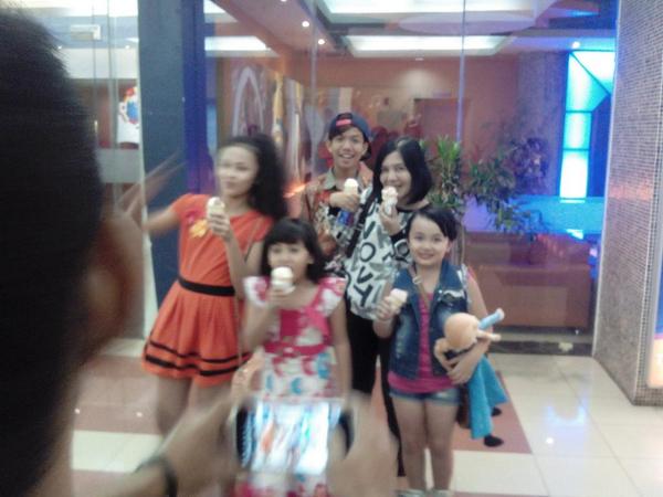 Senengnya aku kumpul sm temen2ku <a href="/ItaManagement_/">Ita Andini</a> , plg dr open house