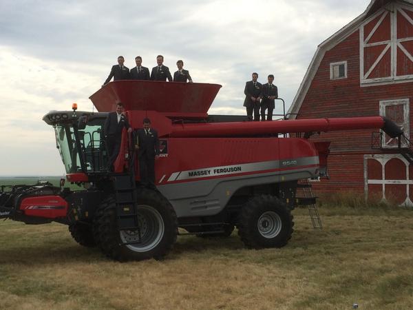 Now that's a good looking wedding party!! <a href="/AGCOcorp/">AGCO</a> <a href="/sweitzer18/">Devery Sweitzer</a> <a href="/HannahThome/">Hannah Thome</a>
