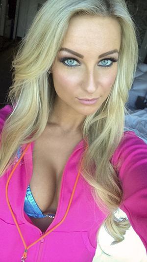 #Sunday #selfie just to remind you to keep voting for me here > http://t.co/rxViZ6eqp8 :) #RT #hooters